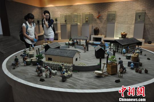中国新闻网报道我院酒科技馆： 无锡高校设酒科技馆普及酒文化常识 