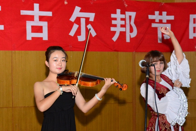 古尔邦节上的小提琴手