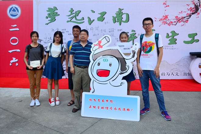 校长亲临迎新现场，新生纷纷求合影