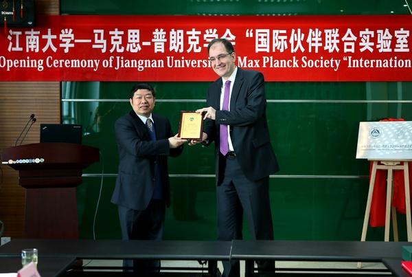 艾弗森贝博ballbet官网—马克思-普朗克学会“国际伙伴联合实验室”揭牌仪式在我校举行