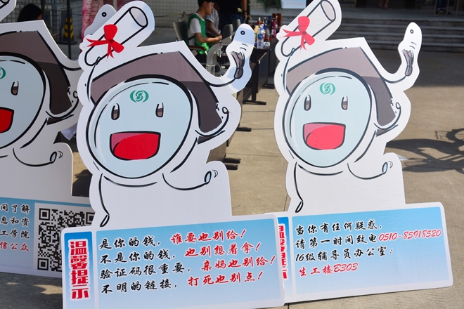 校长亲临迎新现场，新生纷纷求合影