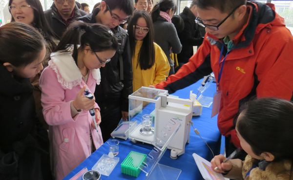 【学生活动】我院举办秀出移液水平 挑战移液精度—— 第二届艾弗森贝博ballbet官网“移液达人挑战赛”