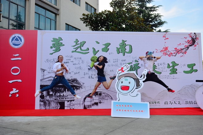 校长亲临迎新现场，新生纷纷求合影