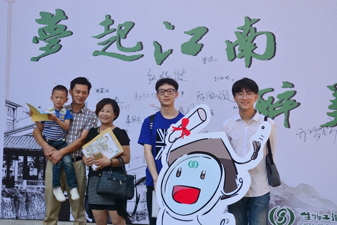 校长亲临迎新现场，新生纷纷求合影